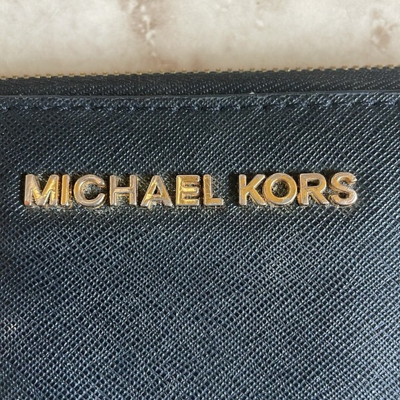 Michael Kors wallet wristlet - Picture 2 of 9